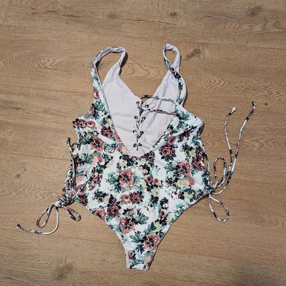 Kittenish Floral One-piece Swimsuit - Picture 3 of 4